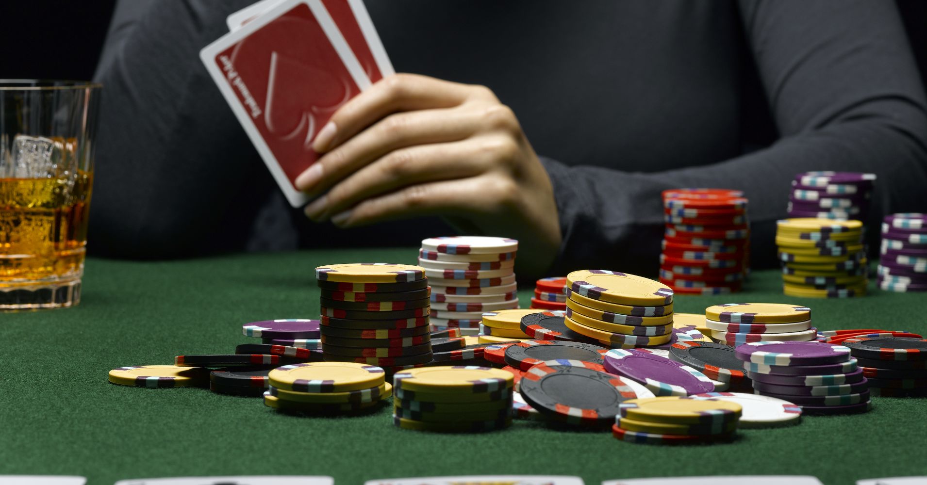 Στο..Texas Holdem παίχτηκαν 150.000€ του Ελληνικού Στρατού!